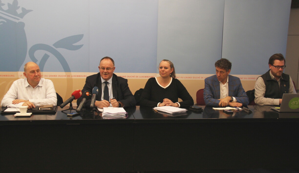 From left to right: Dr. Félix Wildschutz, director of the Veterinary Services Administration, Romain Schneider, Minister of Agriculture, Carole Dieschbourg, Minister for the Environment, Mike Wagner, chief adviser for the Ministry of the Environment, Climate, and Sustainable Development, and Laurent Schley, joint director of the Nature Conservation Agency.