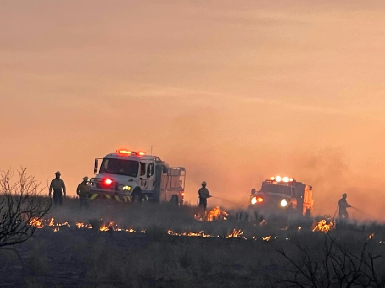 Cette photo prise par le service d'incendie d'Amarillo montre des pompiers luttant, le 28 février 2024, contre un incendie dans le nord du Texas.
