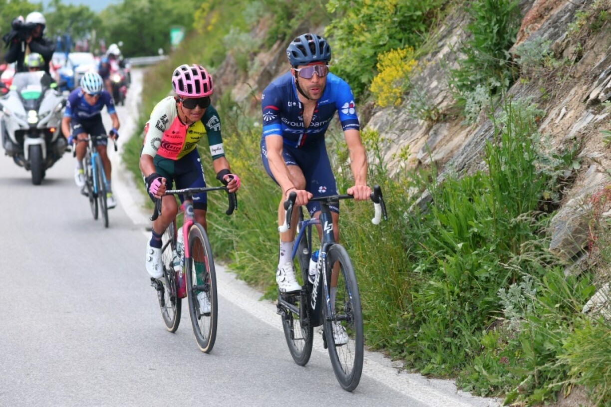 Thibaut Pinot (Groupama-FDJ), en tête de l'échappée devant l'Equatorien Jefferson Cepedadans l'ascension vers Crans-Montana, le 19 mai 2023