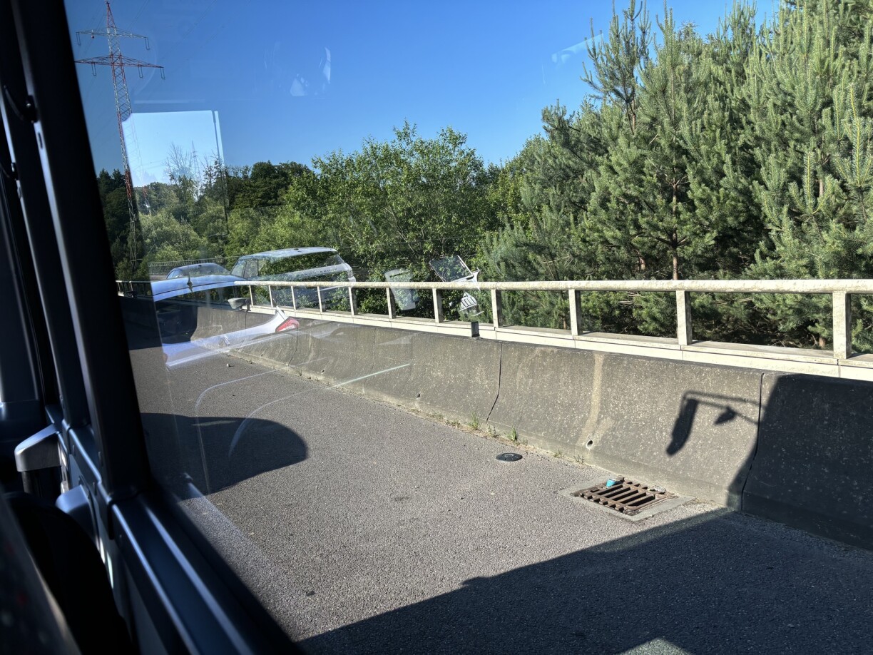 Am Schiet vum Bus: déi eidel Pannespuer am Moiestrafic op der A7. Fir eng richteg Spuer draus ze maachen, ass se aktuell net ausgeluecht.