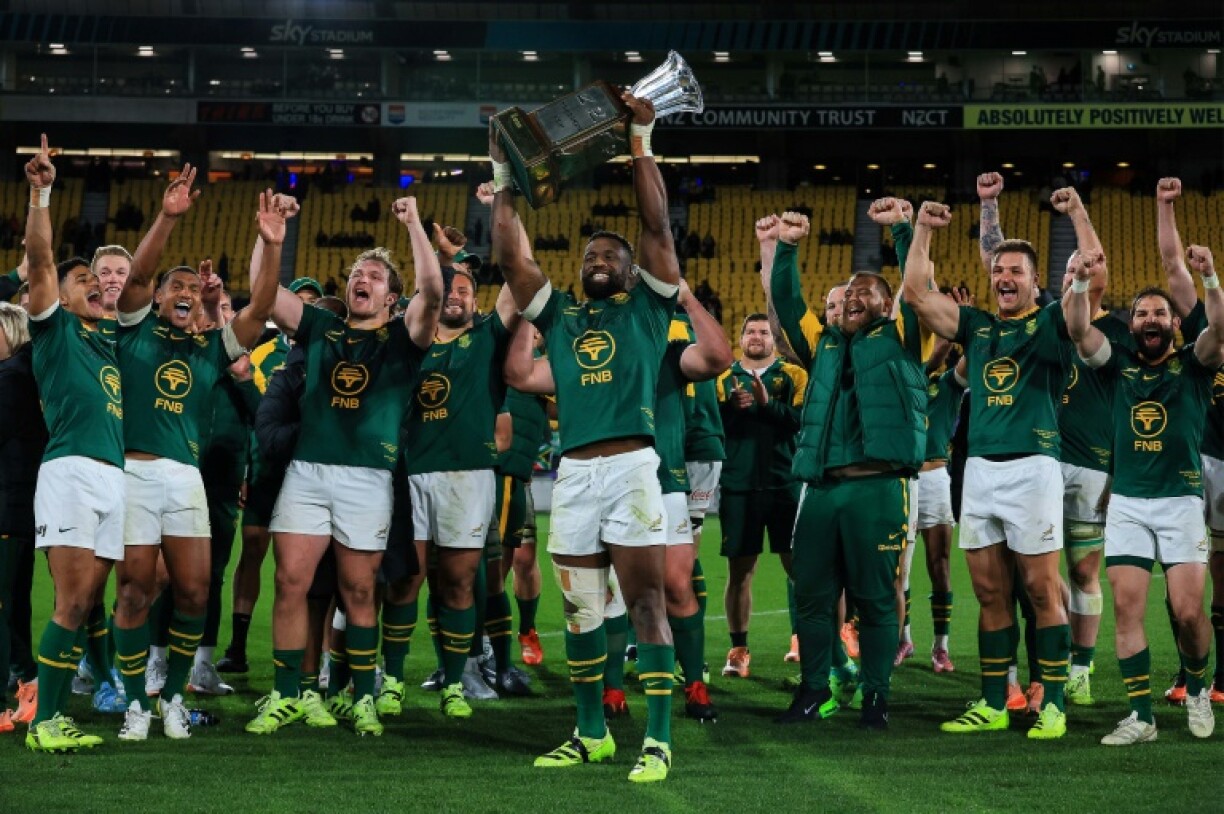 South Africa romped to a stunning 43-10 thrashing of the All Blacks in Wellington on Saturday