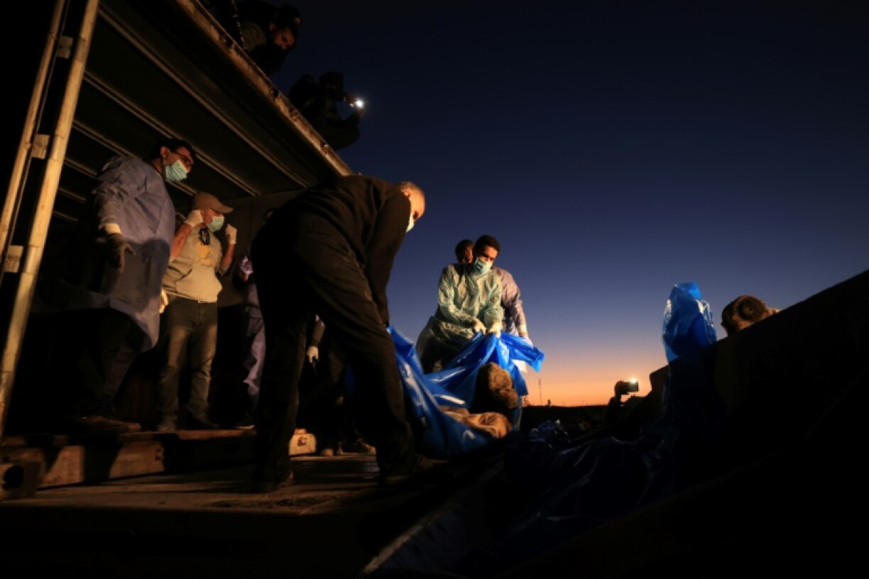 Des Palestiniens tués dans le nord de la bande de Gaza sont enterrés dans une fosse commune à Rafah (sud), le 26 décembre 2023