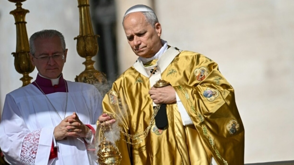 Le pape Léon XIV (d) préside la Sainte Messe et la canonisation du bienheureux Carlo Acutis et de Pier Giorgio Frassati, place Saint-Pierre au Vatican, le 7 septembre 2025