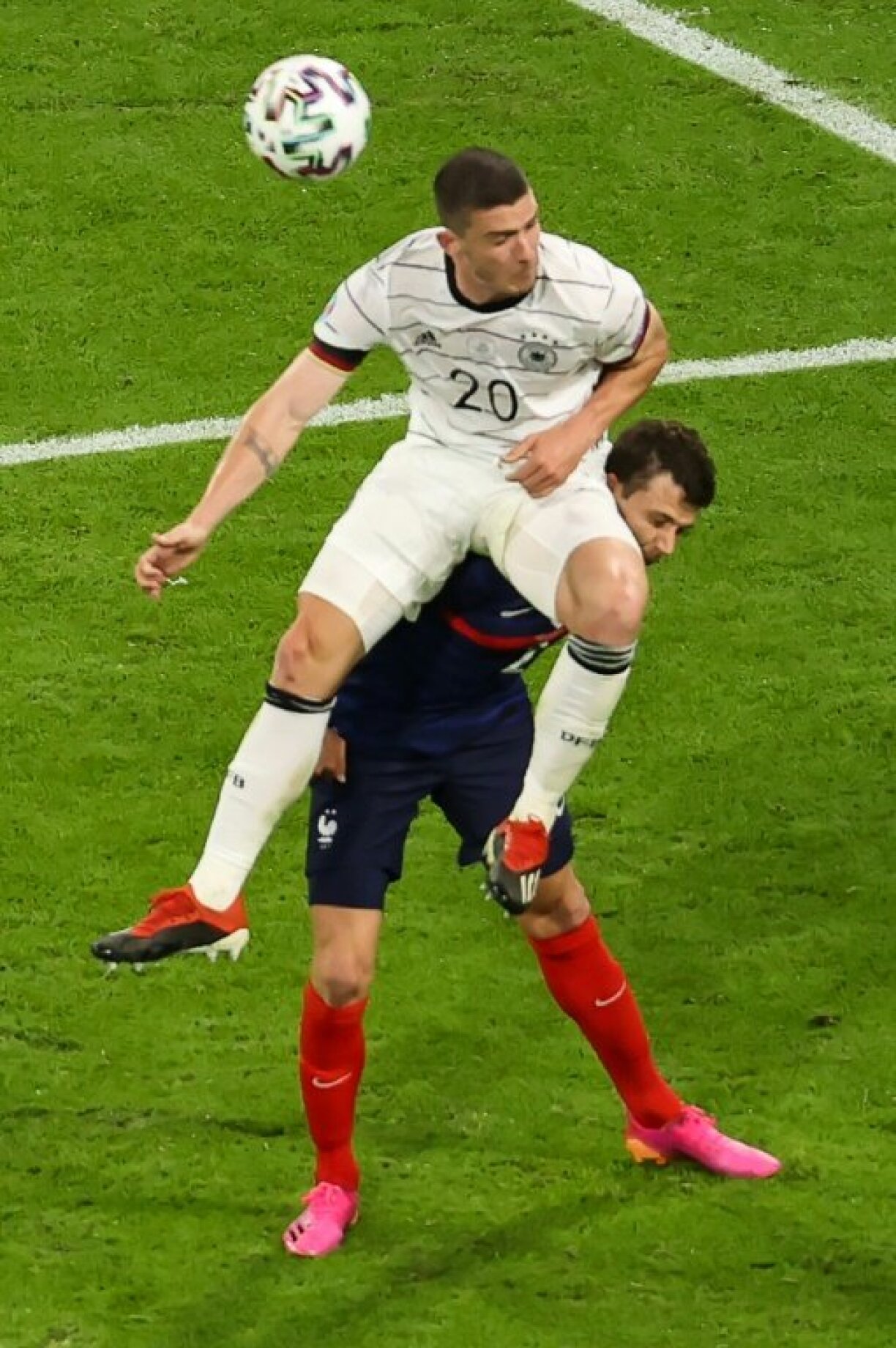 Le défenseur allemand Robin Gosens heurte son homologue français Benjamin Pavard, lors de leur match (groupe F) de l’Euro 2020, le 15 juin 2021 à Munich
