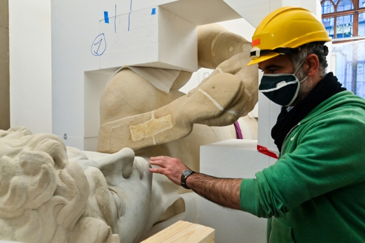 Reproduction grâce à une technique sophistiquée de la statue de David de Michel-Ange dans un atelier de l'université de Florence le 14 avril 2021