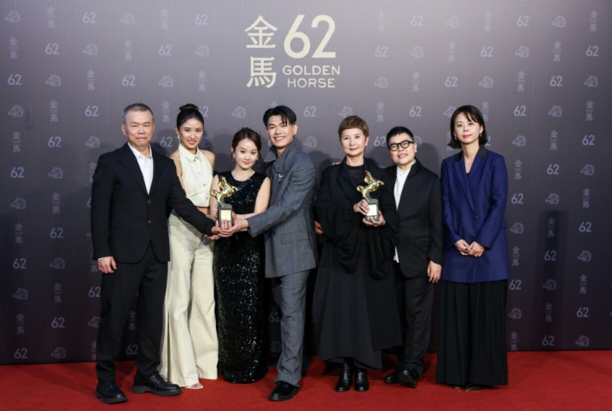 Taiwanese director Chen Yu-hsun (L) poses with the cast of 'A Foggy tale'