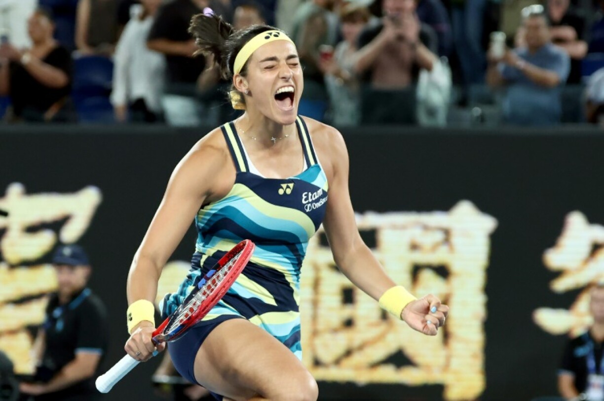 La Française Caroline Garcia exulte après avoir battu la Japonaise Naomi Osaka au 1er tour de l'Open d'Australie le 15 janvier 2024 à Melbourne