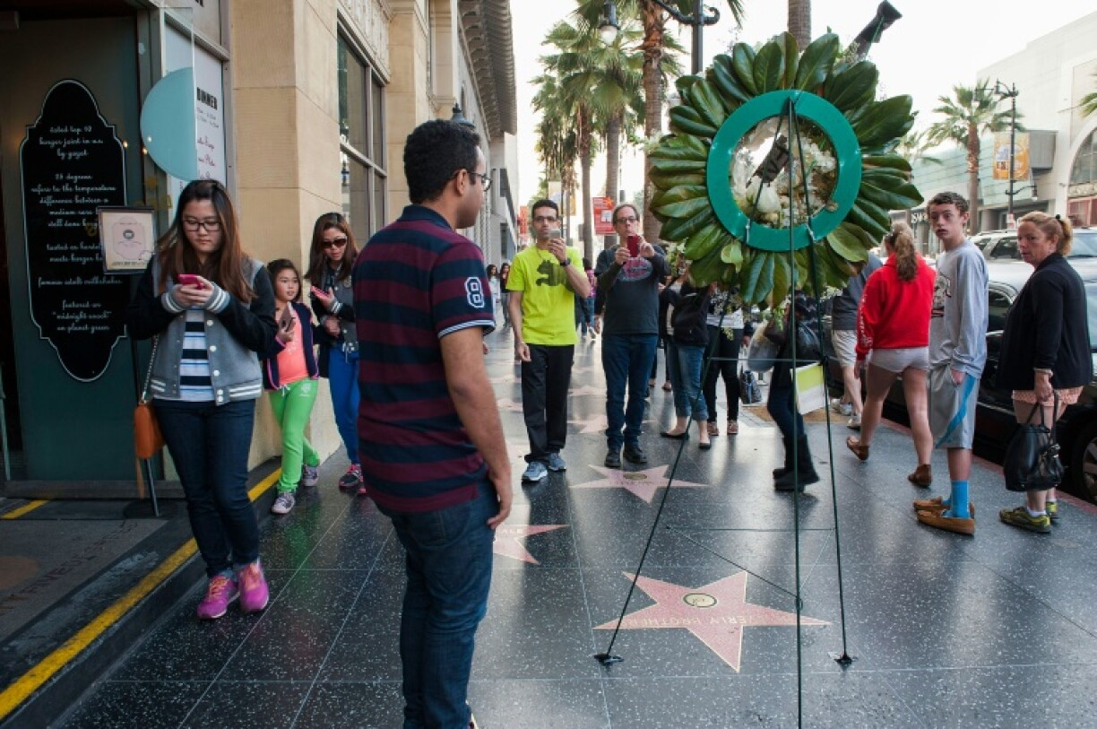 Des fleurs sont posées sur l'étoile dédiée aux Everly Brothers sur le Hollywood Walk of Fame, à l'occasion du décès de Phil Everly en 2014