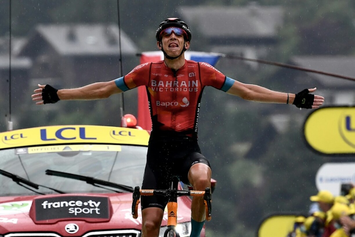Le Belge Dylan Teuns, de l'équipe Bahrain, célèbre sa victoire en franchissant la ligne d'arrivée à la fin de la 8e étape de la 108e édition du Tour de France cycliste, 150 km entre Oyonnax et Le Grand-Bornand, le 3 juillet 2021.