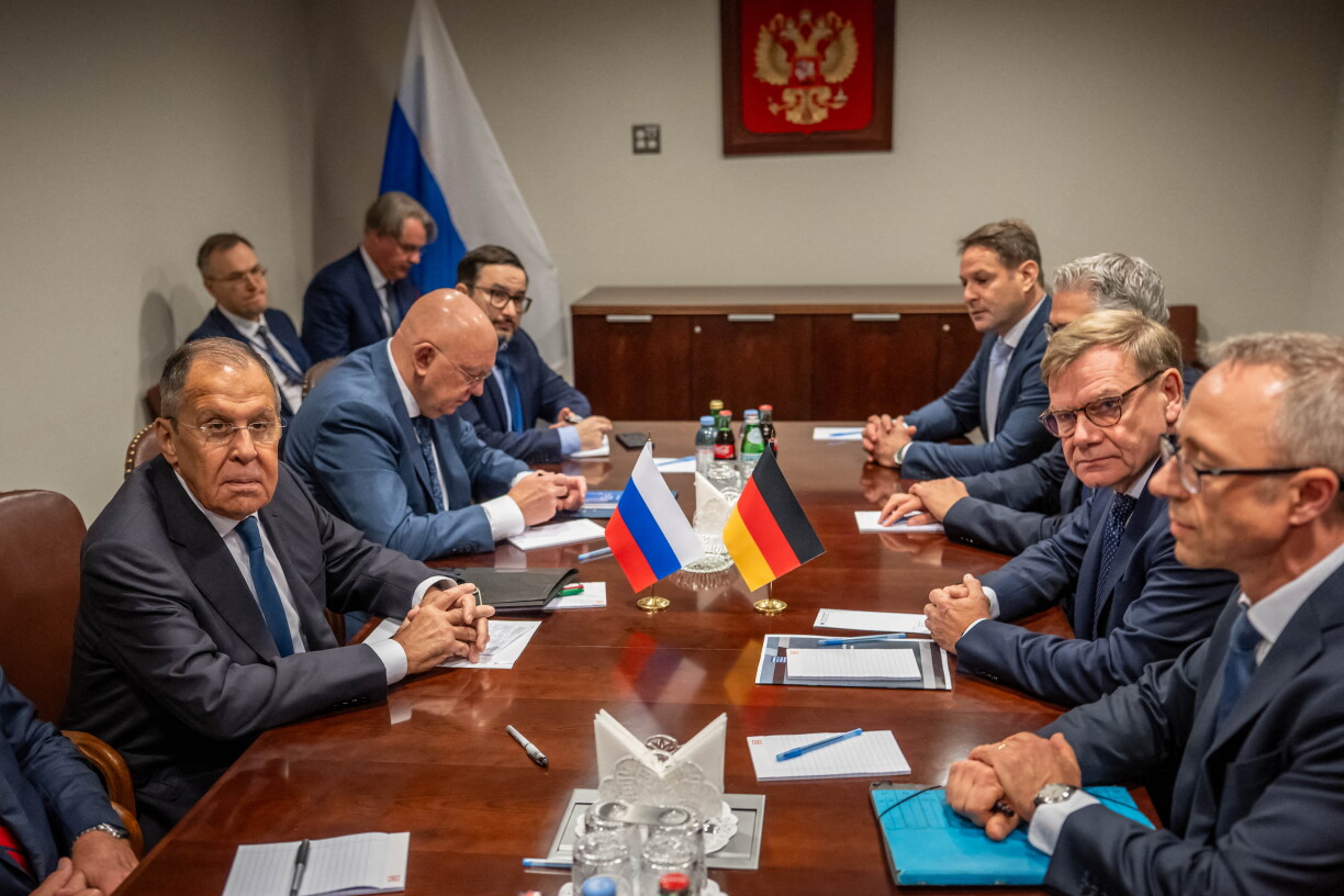 Sergueï Lavrov (à gauche), ministre russe des Affaires étrangères, est assis en face de Johann Wadephul, ministre allemand des Affaires étrangères, lors d'une réunion en marge de la session de l'Assemblée générale des Nations unies.