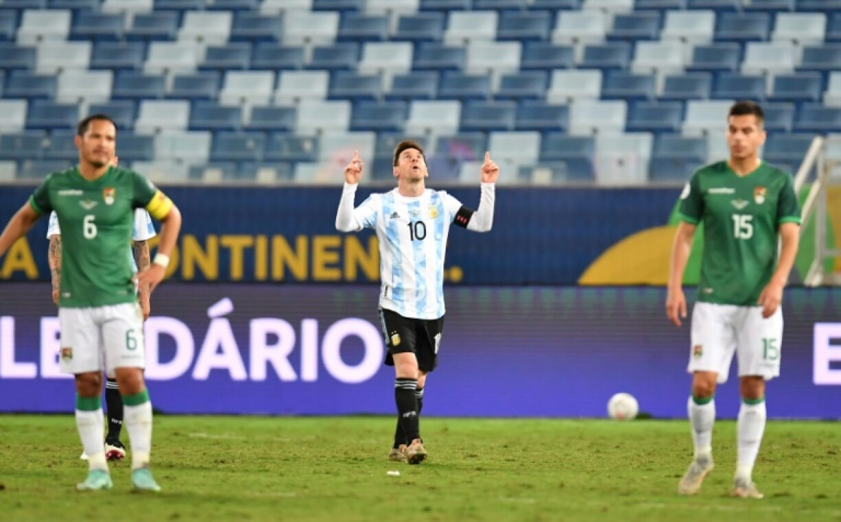 Lionel Messi célèbre un but de l'Argentine lors de la victoire 4-1 contre la Bolivie dans le dernier match de poule de la Copa América le 28juin à Cuiabá, au Brésil