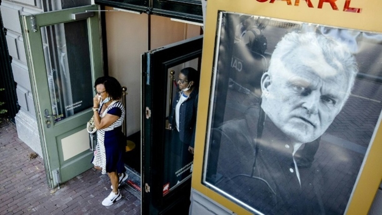 Un hommage au journaliste néerlandais Peter R. de Vries a été organisé au théâtre royal Carre à Amsterdam, le 21 juillet 2021. Le journaliste d'investigation a été abattu en plein jour à Amsterdam