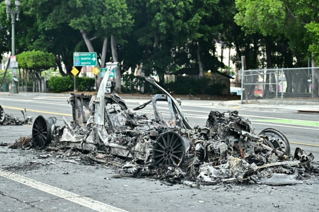 Un véhicule calciné lors de manifestations contre la politique migratoire de Donald Trump à Los Angeles, le 9 juin 2025 en Californie
