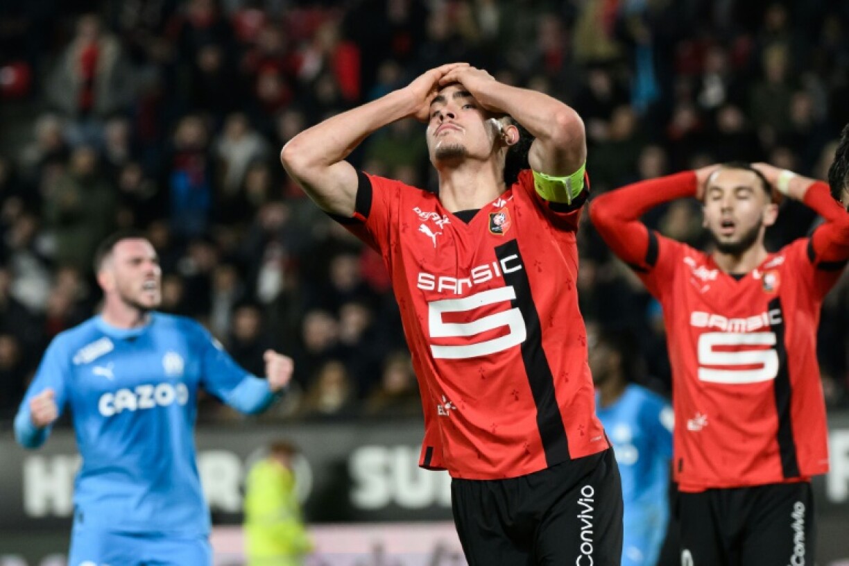 Les Rennais Arthur Theate (c) et Amine Gouiri (d) après une occasion manquée contre l'OM, le 5 mars 2023 à Rennes