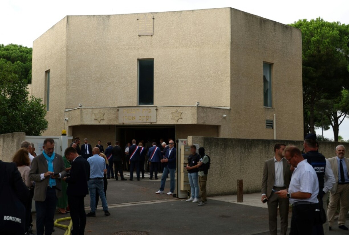 Gabriel Attal et Gérald Darmanin entrent dans la synagogue de La Grande-Motte, dans l'Hérault, visée par une attaque, le 24 août 2024