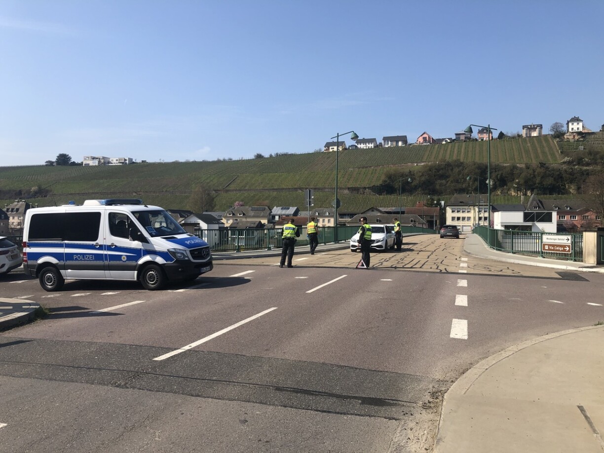 Police checkpoint at the crossing to Wormeldange.