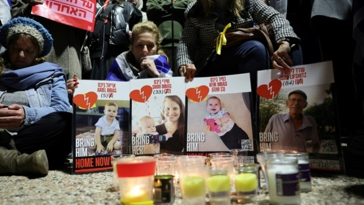 Veillée aux chandelles à Tel-Aviv pour les quatre otages morts du Hamas, le 20 février 2025