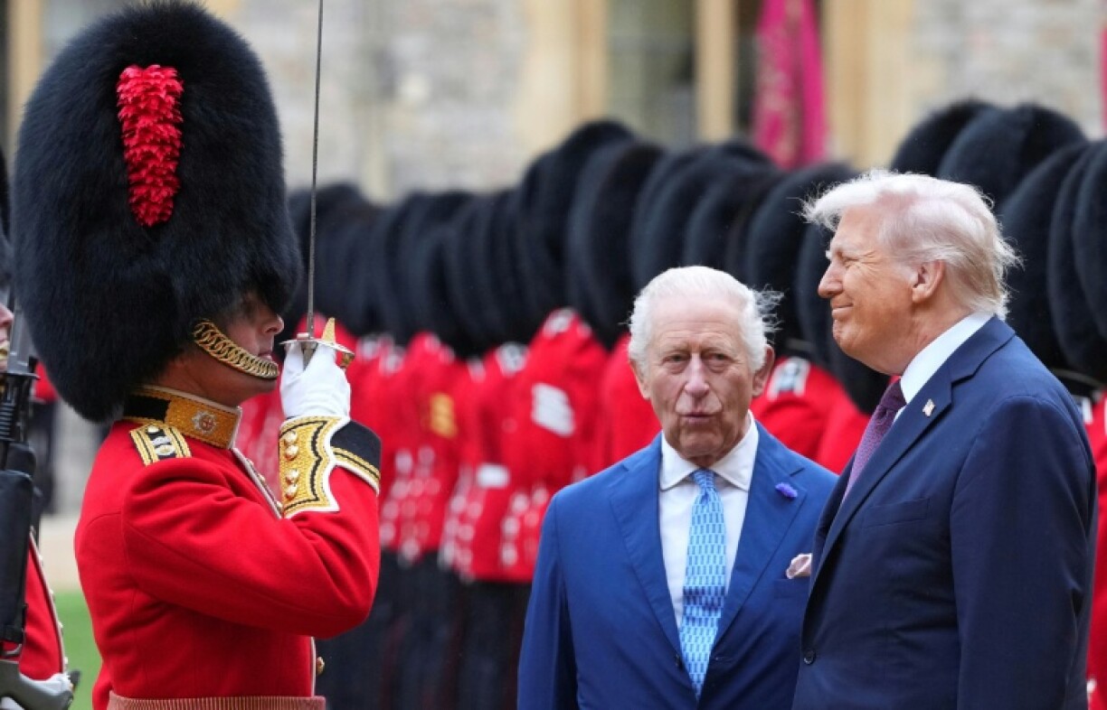 Le président américain Donald Trump (d) et le roi Charles III passent en revue la Garde d'honneur au château de Windsor, lors de la deuxième visite d'Etat du président américain, le 17 septembre 2025 à Windsor