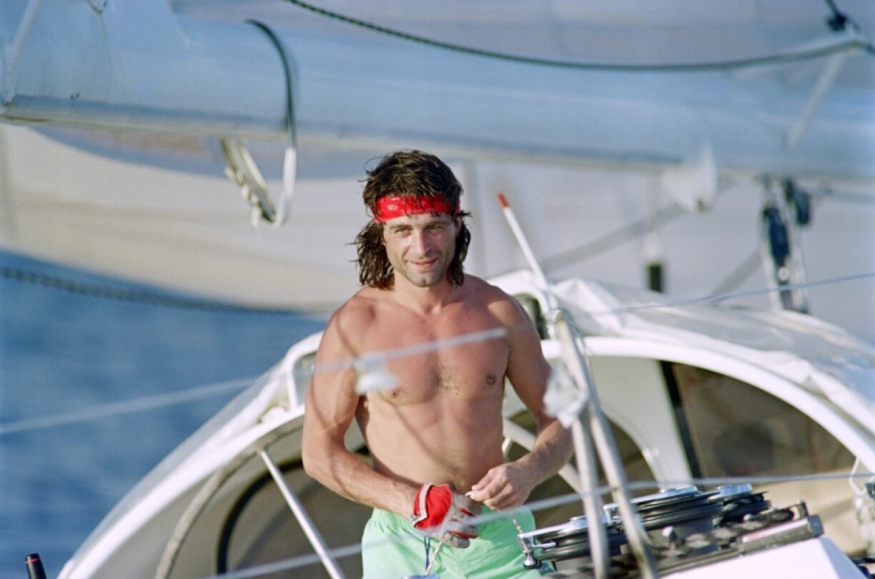 Le skipper français Titouan Lamazou pose à bord de son monocoque