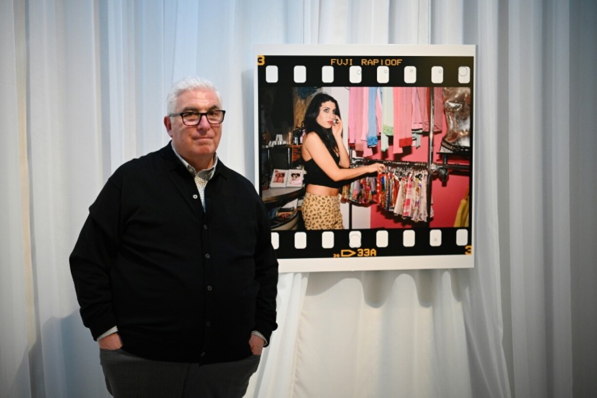 Mitch Winehouse, le père de la chanteuse britannique décédée Amy Winehouse, lors de l'exposition "Amy : Beyond the Stage" au Design Museum de Londres, le 24 novembre 2021