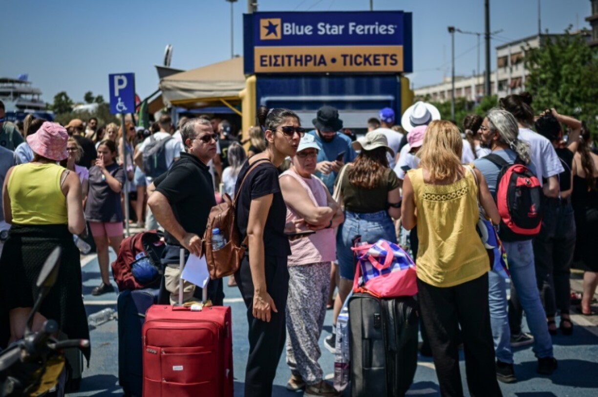 Most ferries were unable to depart on schedule from Piraeus and other Athens ports