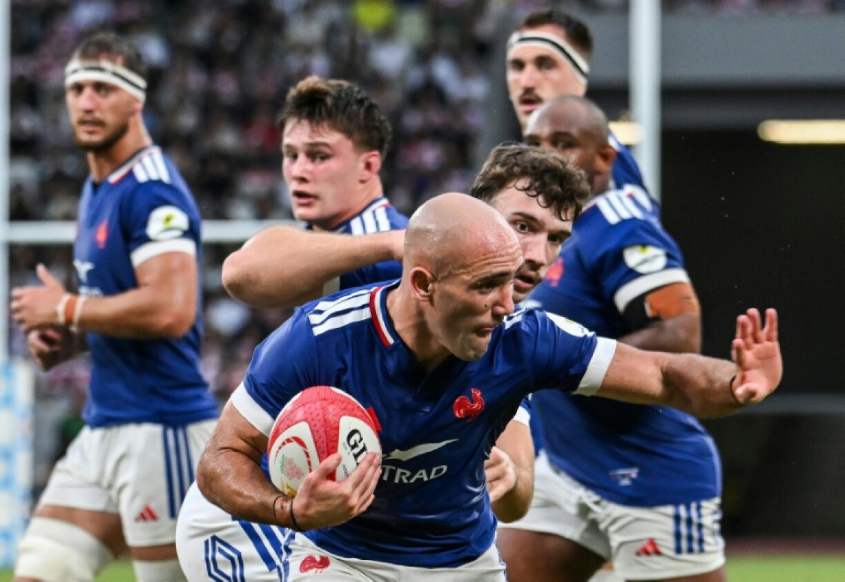 Le capitaine du XV de France Maxime Lucu s'envole vers un essai pour les Bleus face au Japon battu 42-15 au stade nationalde Tokyo, le 18 juillet 2026