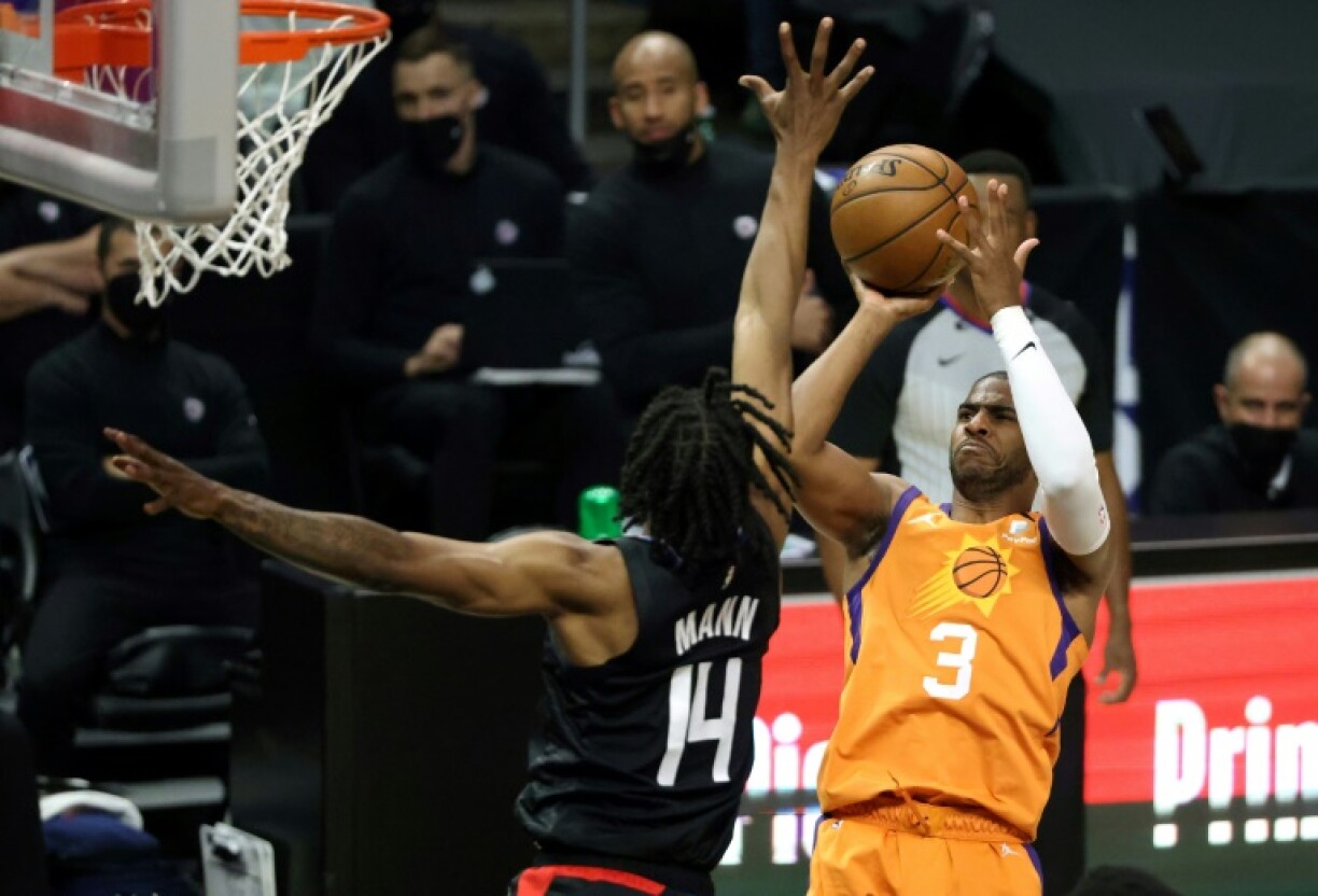 Chris Paul des Phoenix Suns tire malgré la défense de Terance Mann des LA Clippers lors du match 6 de la finale de la conférence Ouest de basket NBA, le 30 juin 2021 à Los Angeles