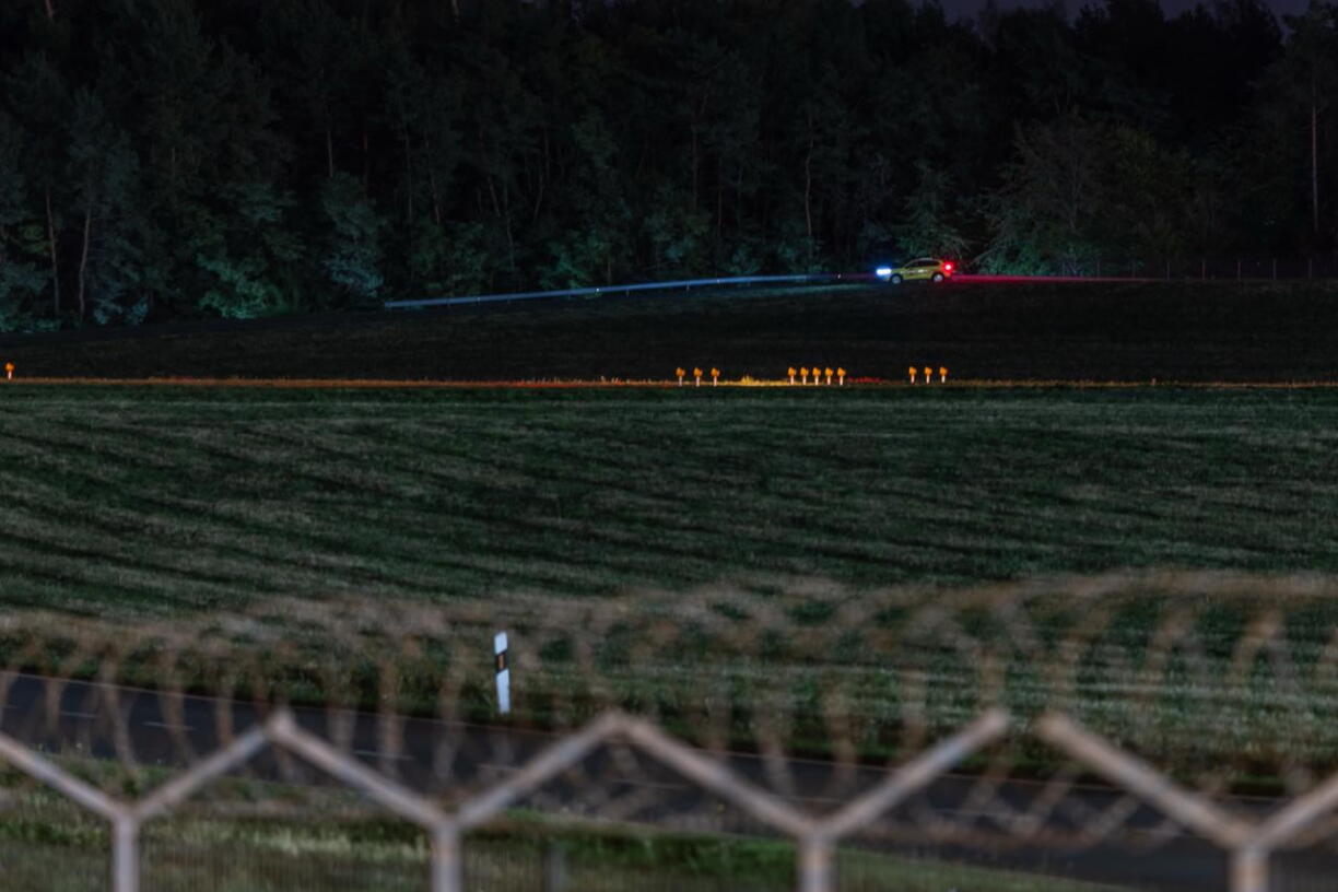 Sécherheetsleit vu lux-Airport sinn e Samschdegowend verstäerkt Patrulle ronderëm de Beräich vum Fluchhafe gefuer. Um Findel schéngt awer alles normal verlaf ze sinn.