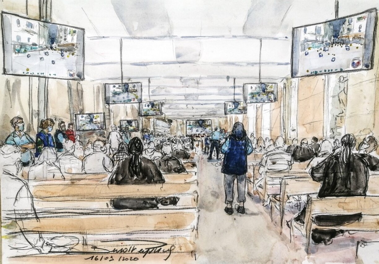 Une salle de visionnage du procès des attentats du 13 novembre.