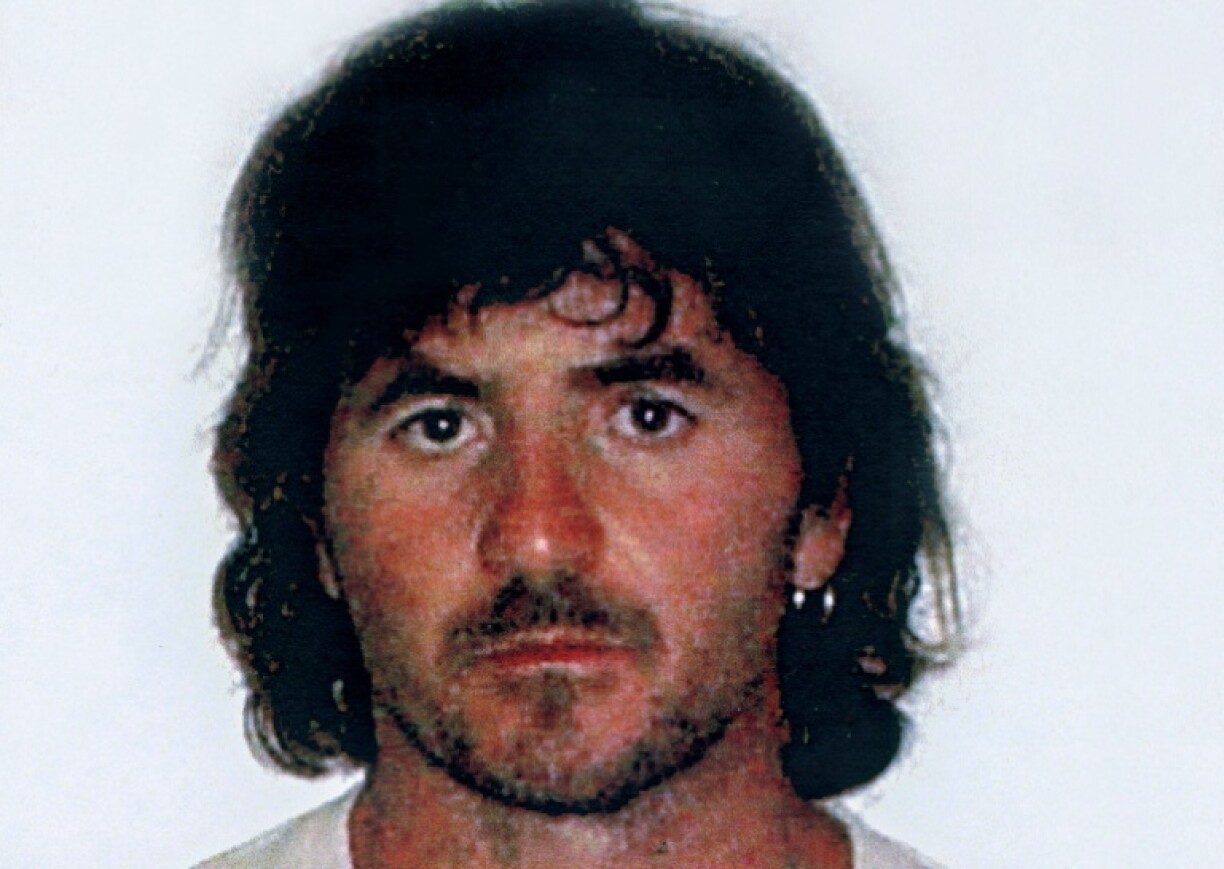 Photo d'Yvan Colonna prise le 4 juillet 2003 après son arrestation en Corse pour l'assassinat du préfet Erignac