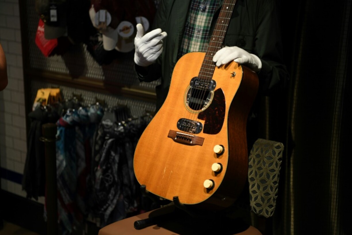 Photo fournie par la maison d'enchères Julien le 11 mai 2020 de la guitare de Kurt Cobain, qui a été adjugée à 6 millions de dollars