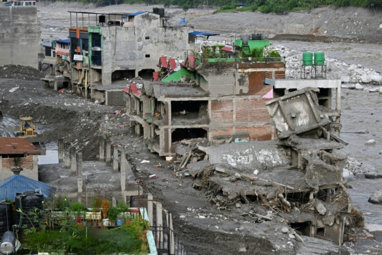 Selon les derniers bilans officiels, la catastrophe a fait plus de 1.300 morts et quelque 5.000 disparus au Népal