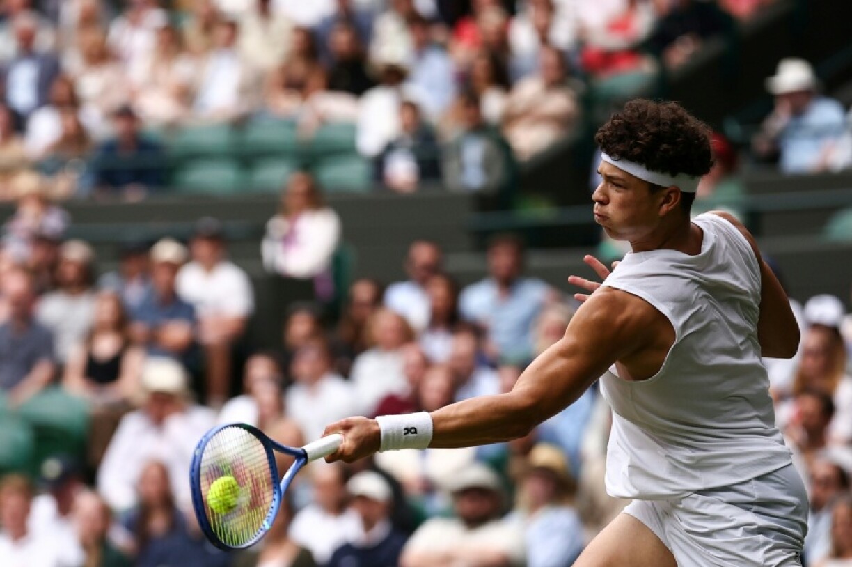 L'Américain Ben Shelton affronte le Hongrois Marton Fucsovics, le 5 juillet 2025 à Wimbledon, au Royaume-Uni