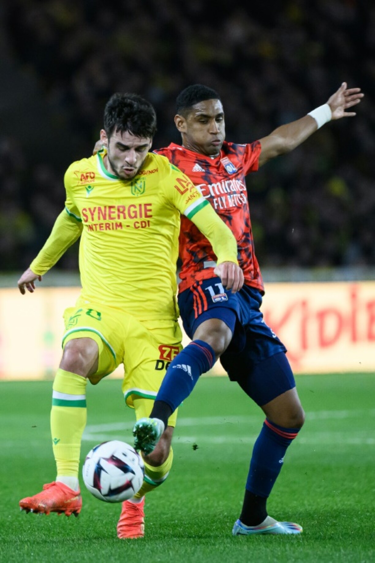 Fabien Centonze, du FC Nantes, et Tete, de l'Olympique lyonnais, à la lutte en Ligue 1 le 11 janvier 2023 au Stade de la Beaujoire–Louis Fonteneau