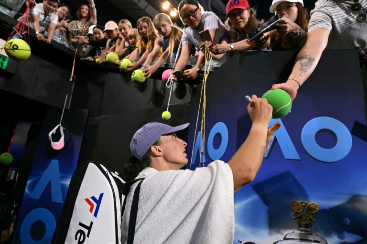 La Polonaise Iga Swiatek signe un autographe après sa victoire contre la Russe Anna Kalinskaya samedi 24 janviers 2026 à l'Open d'Australie à Melbourne.