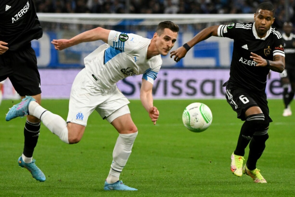L'attaquant polonais de Marseille Arek Milik (g) auteur d'un doublé contre Qarabag en barrage aller de Ligue Europa Conférence, le 17 février 2022 au stade Vélodrome