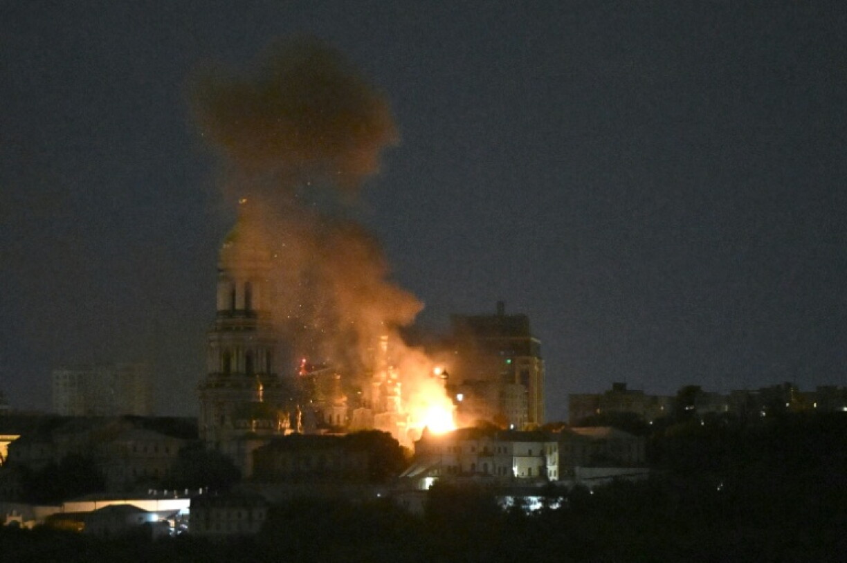 Bei russischen Angriffen auf die Stadt Charkiw im Nordosten der Ukraine sind ukrainischen Angaben zufolge fünf Rettungsarbeiter getötet worden. In Kiew wurde die Mariä-Entschlafens-Kathedrale durch russische Angriffe in Brand gesteckt.