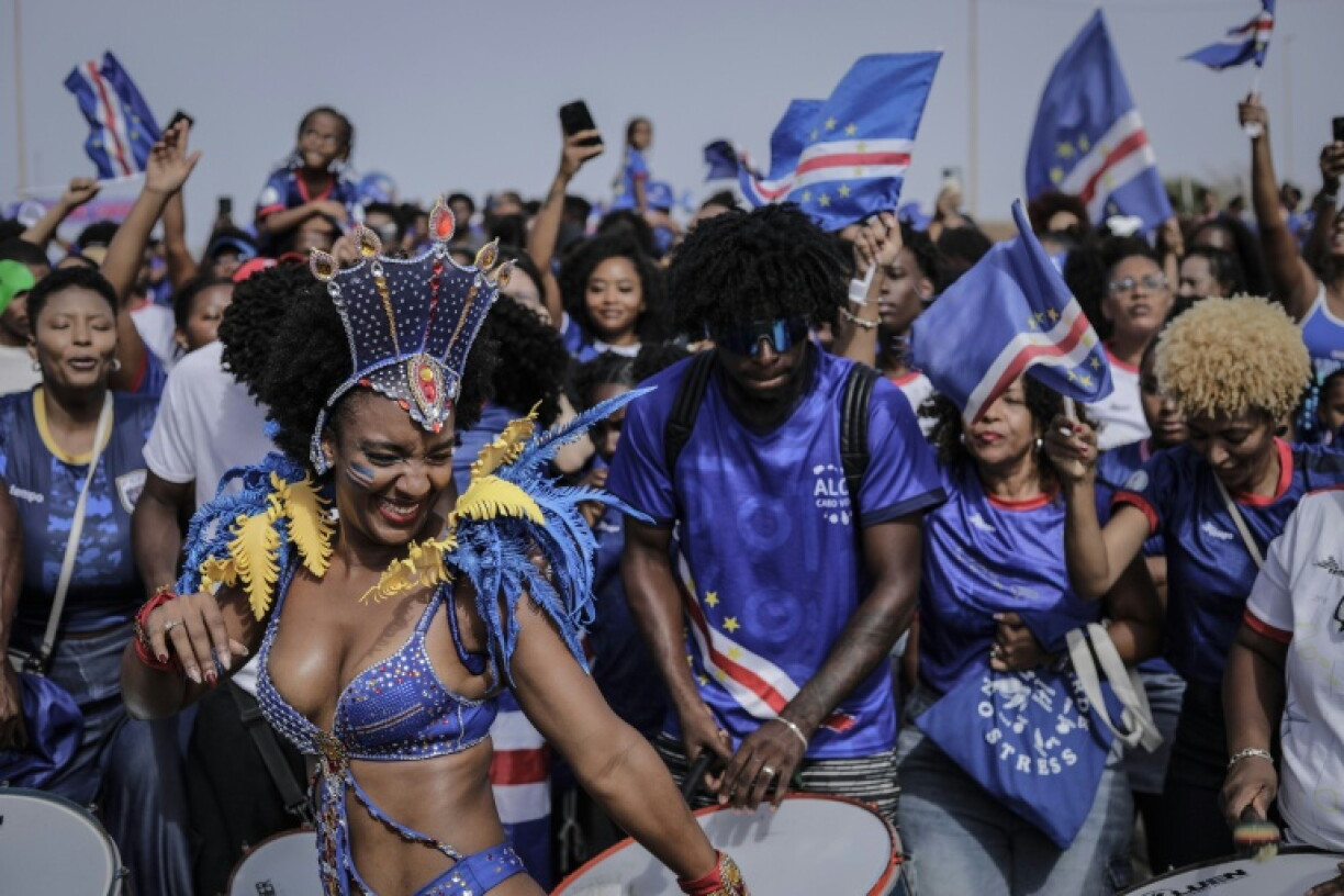 Les supporters cap-verdiens célèbrent l’équipe nationale de football de retour au pays après sa participation à la Coupe du monde de la FIFA 2026, à Praia le 5 juillet 2026