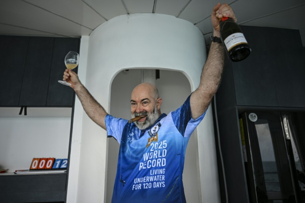L'Allemand Rüdiger Koch, 59 ans, célèbre sa sortie de sa capusle sous-marine après 120 jours, à Puerto Lindo, Colon, Panama, le 24 janvier 2025