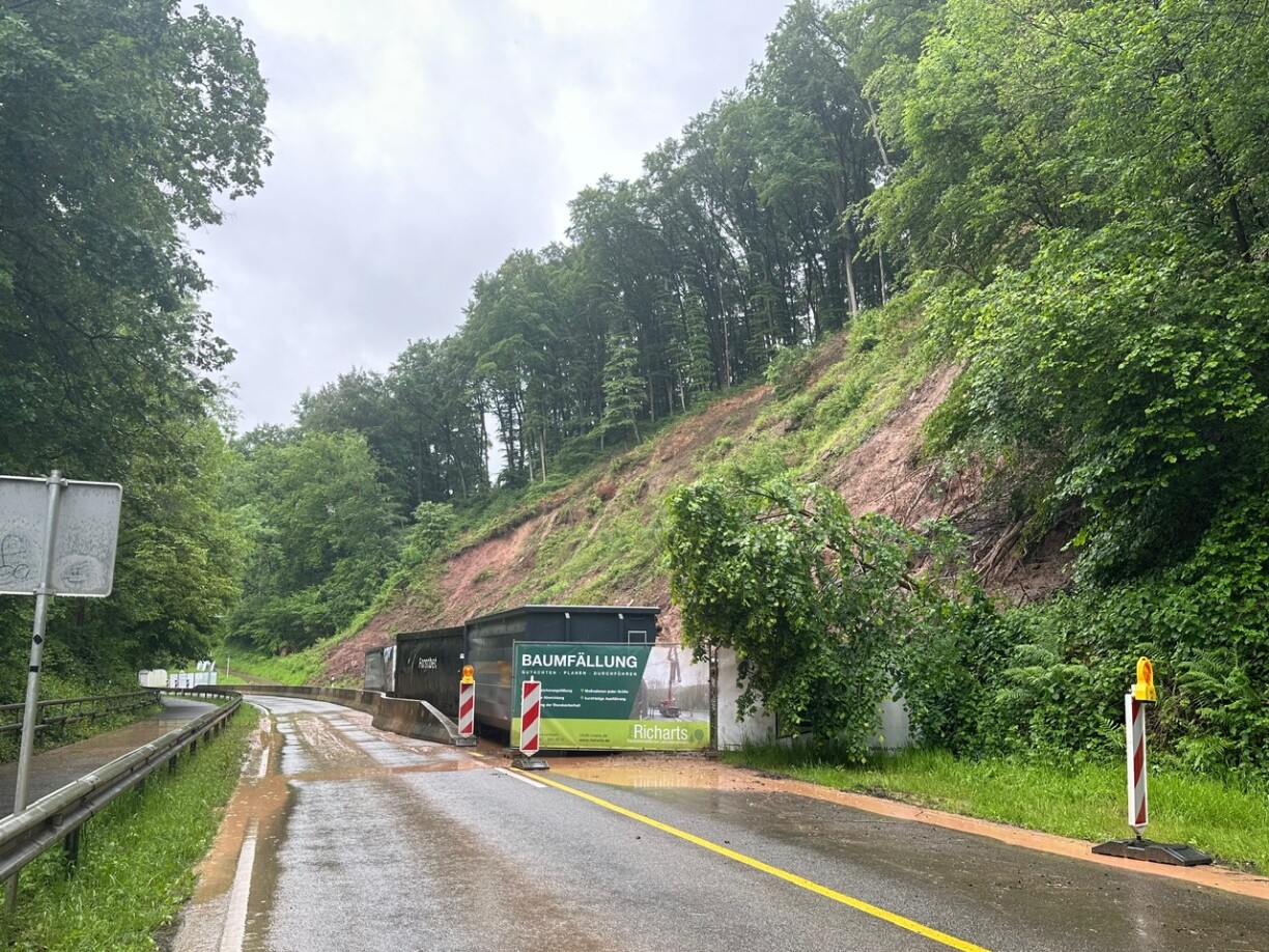 Une photo prise sur la N10 à l'endroit où le risque de glissement de terrain semble élevé