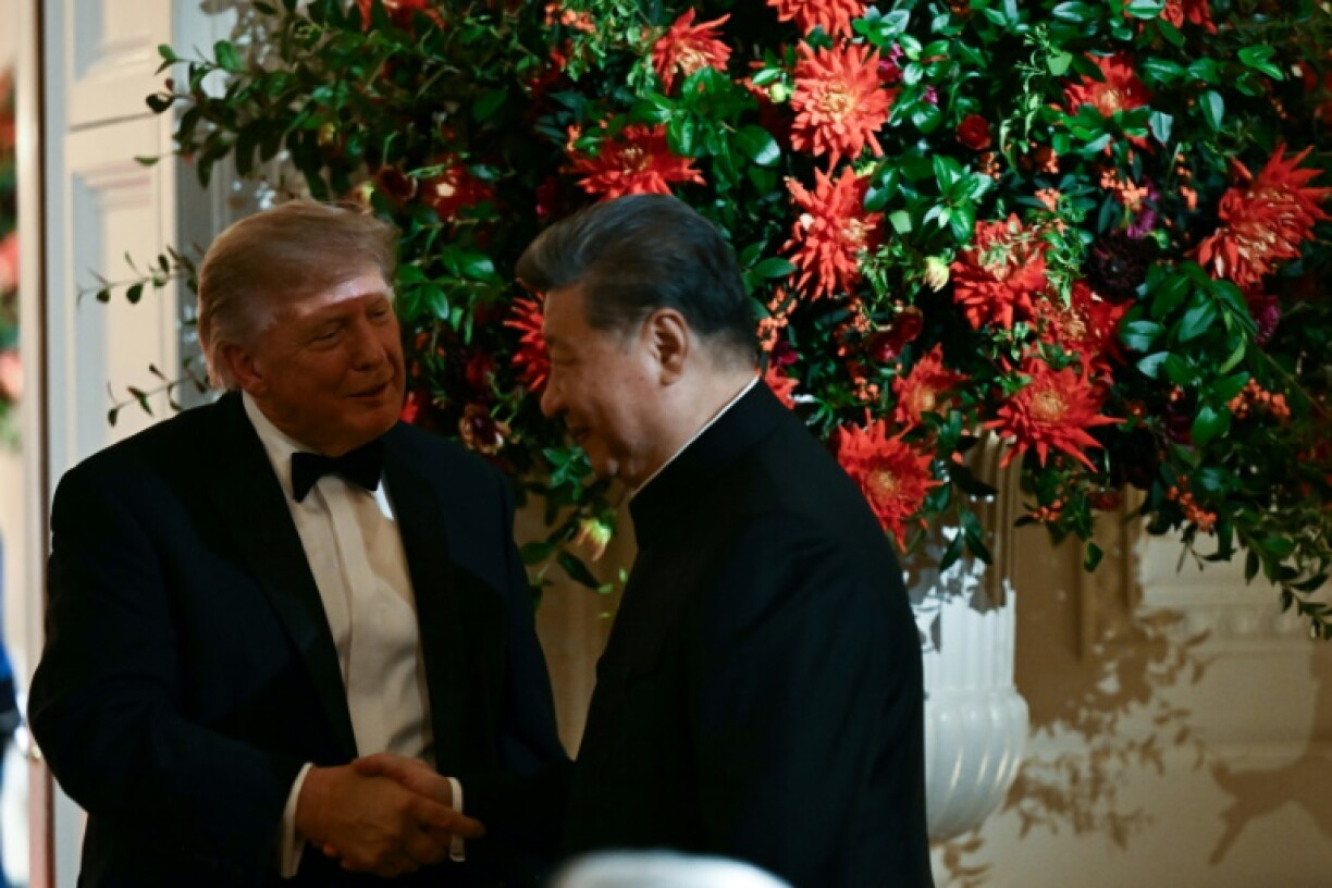Le président américain Donald Trump (G) serre la main du président chinois Xi Jinping lors d'un dîner d'État à la Maison Blanche, à Washington, le 24 septembre 2026