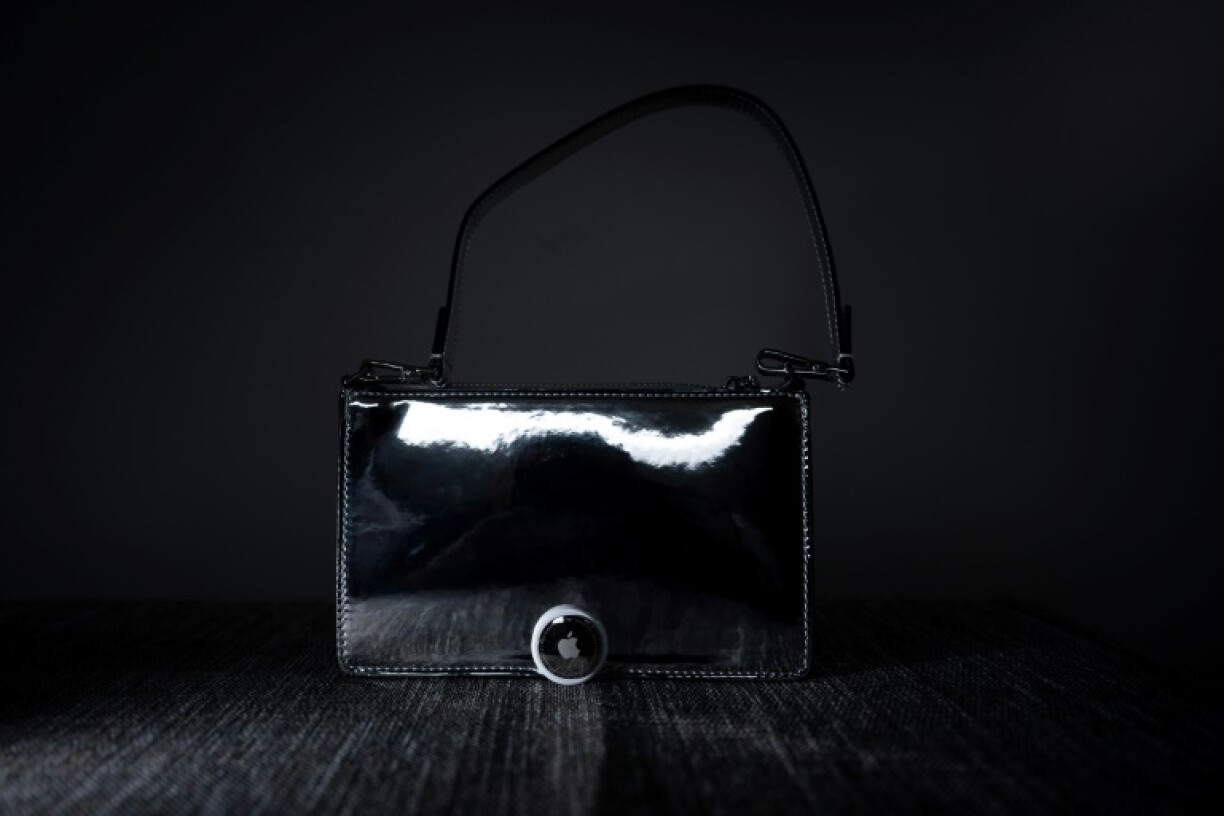 Un Air Tag d'Apple et un sac à main, le 13 février 2023 à Washington