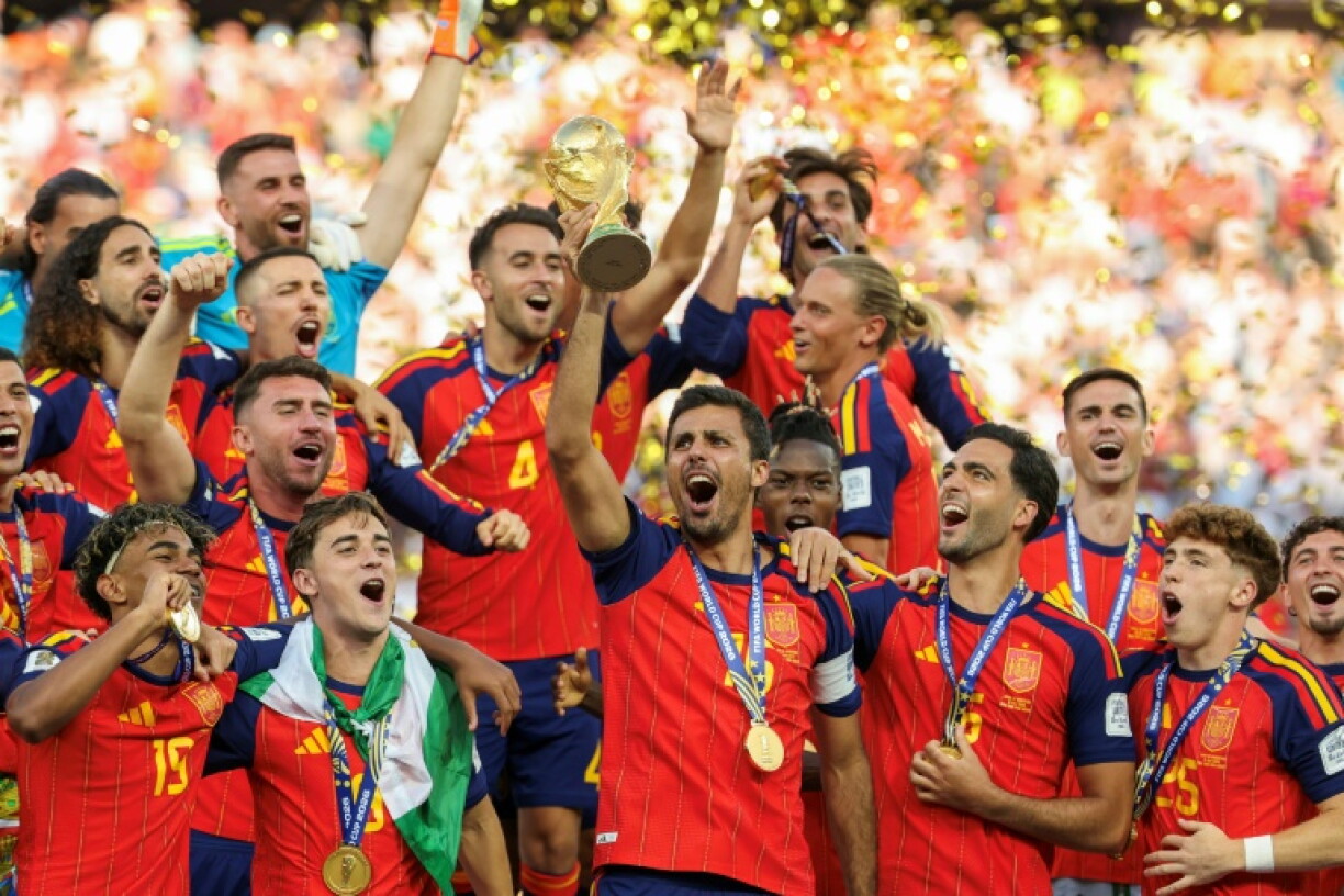L'équipe d'Espagne brandit son trophée après sa victoire face à l'Argentine en finale du Mondial 2026 de football, le 19 juillet 2026 à East Rutherford, dans le New Jersey