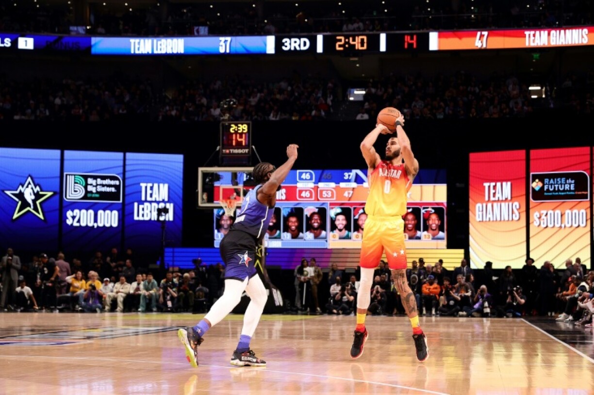 Jayson Tatum (d.) tente un tir face à son coéquipier chez les Boston Celtics Jaylen Brown (g.) lors du All Star Game 2023 de la NBA, à Salt Lake City (Utah), le 19 février 2023