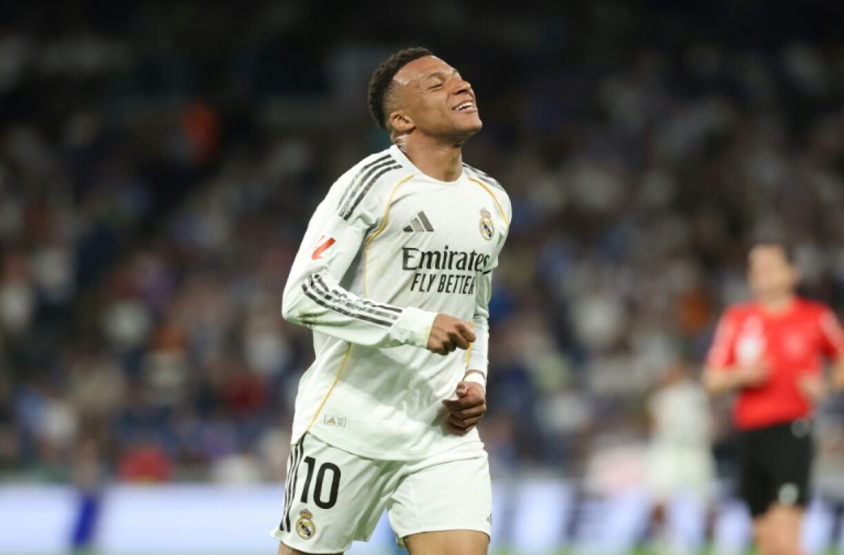 Kylian Mbappé après avoir manqué une occasion de but lors du match de Liga entre le Real Madrid et Alavès au stade Santiago Bernabeu le 21 April 2026.