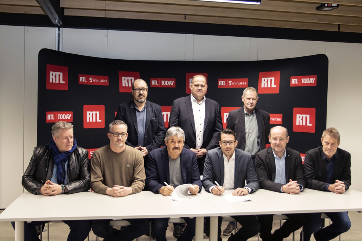 1ère rangée de gauche à droite: Jean-Jacques Schonckert (Vice-président FLF) Claude Kremer (membre du conseil d’administration de la FLF), Paul Philipp (President FLF), Christophe Goossens (CEO RTL Luxembourg), Steve Schmit (Content Director RTL Luxembourg) et Lucien Linster (Head of Sports RTL Luxembourg). 2e rangée de gauche à droite: Marc Diederich (Juriste), Marco Richard (du conseil d’administration de la FLF) et Erny Decker (Chef du personnel FLF)