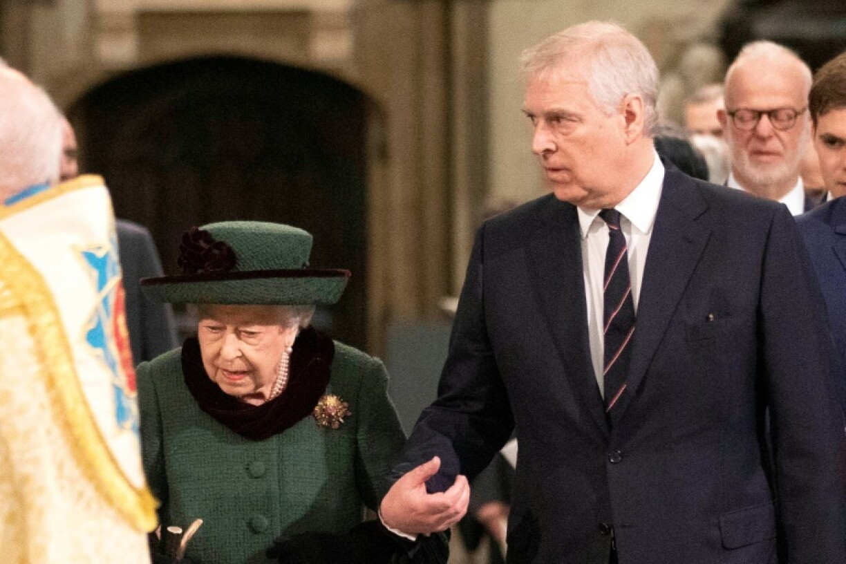 Le prince Andrew et la reine Elizabeth II arrivent pour une cérémonie religieuse en hommage au prince Philip, le 29 mars 2022 à l'Abbaye de Westminster, à Londres