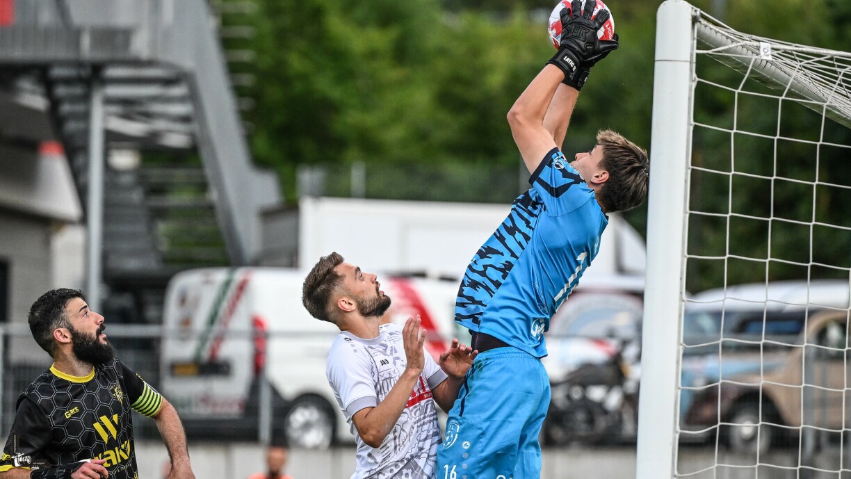 Eldin Latik cueille un ballon aérien. Le gardien de Niederkorn n’a pas été sollicité à maintes reprises, mais a dû se retourner deux fois sur des penalties convertis.