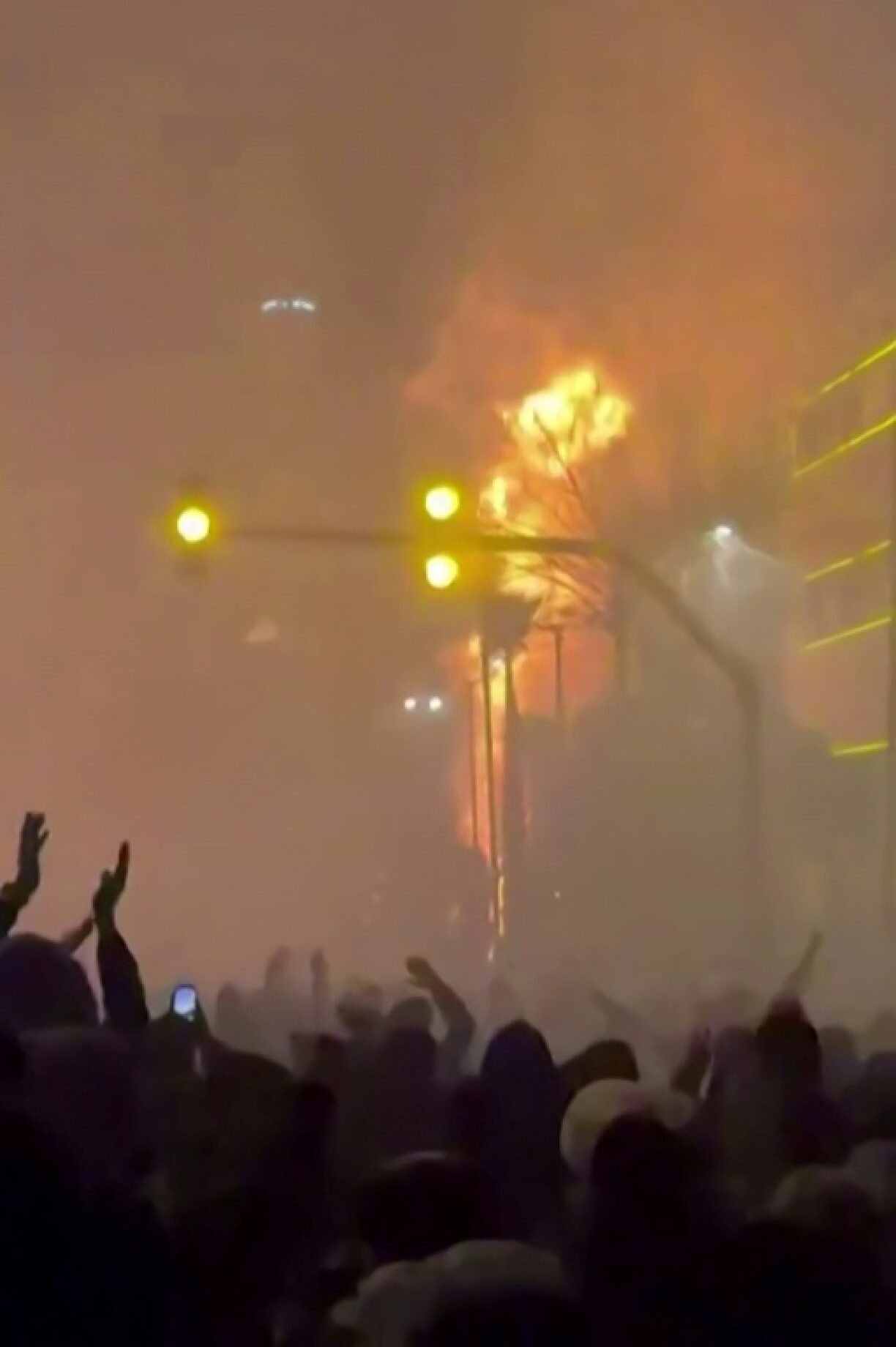 Capture d'écran vidéo faite le 14 janvier 2026 à partir d'images UGC publiées sur les réseaux sociaux le 9 janvier 2026 montrant des manifestants devant un bâtiment en feu à Téhéran