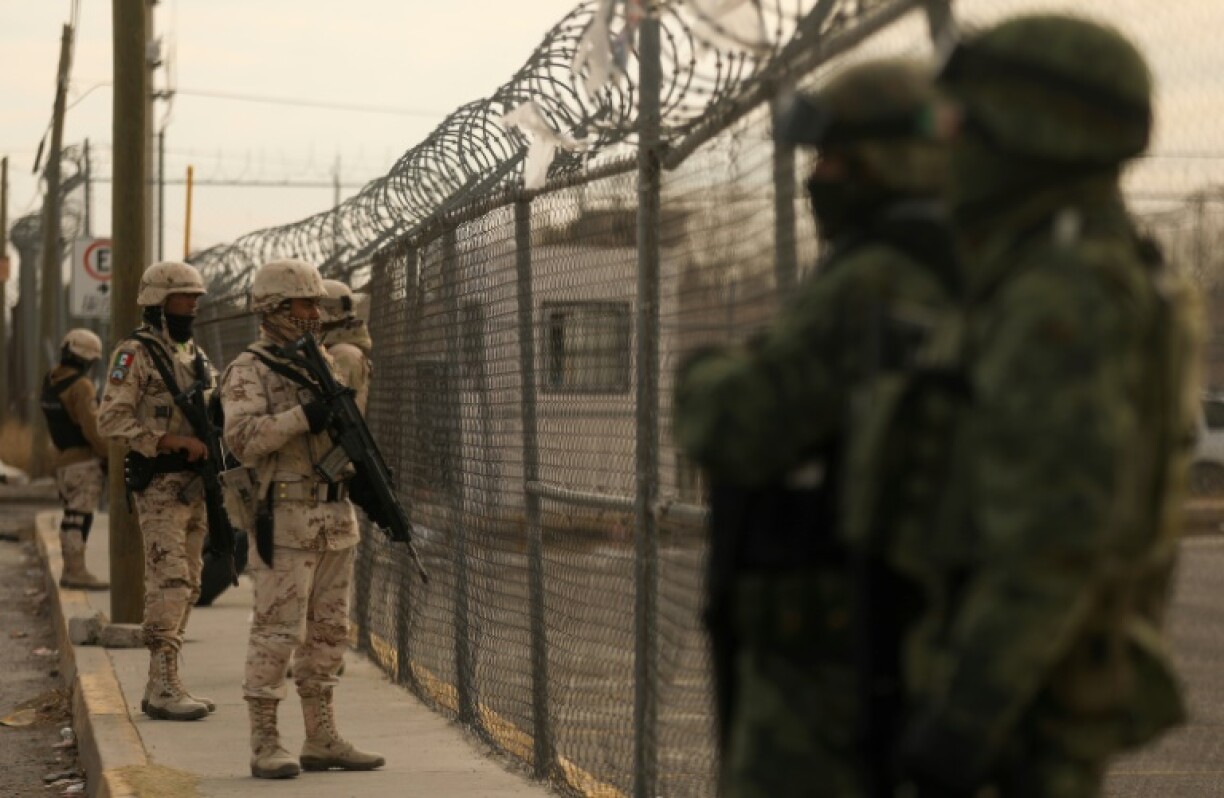 Des militaires mexicains montent la garde devant la prison de Ciudad Juarez, le 1er janvier 2023